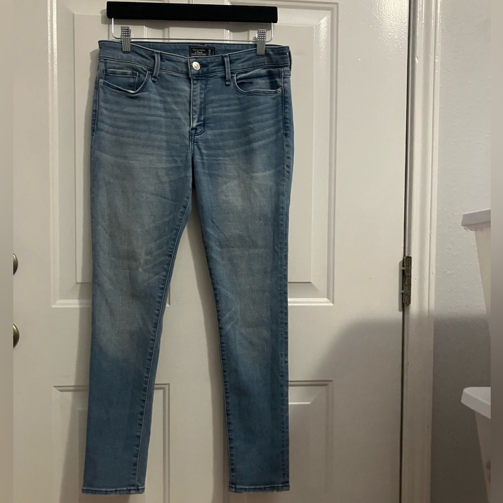 Abercrombie & Fitch mid-rise skinny jeans 
Light wash